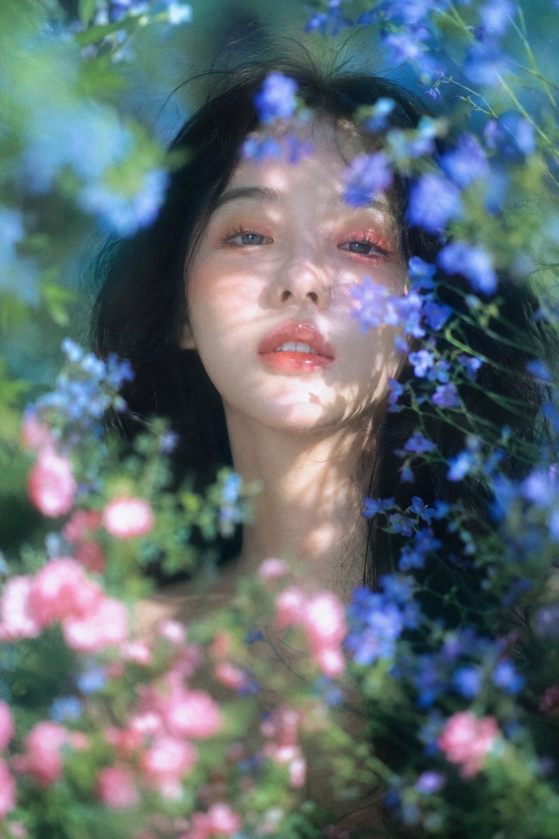 梦幻自然光花园人像，柔焦胶片质感，竖幅近距离肖像构图；年轻女性，muse般的面庞，黑色长发蓬松微乱，面部居中偏上作为主视觉，白皙偏暖象牙肤调，…