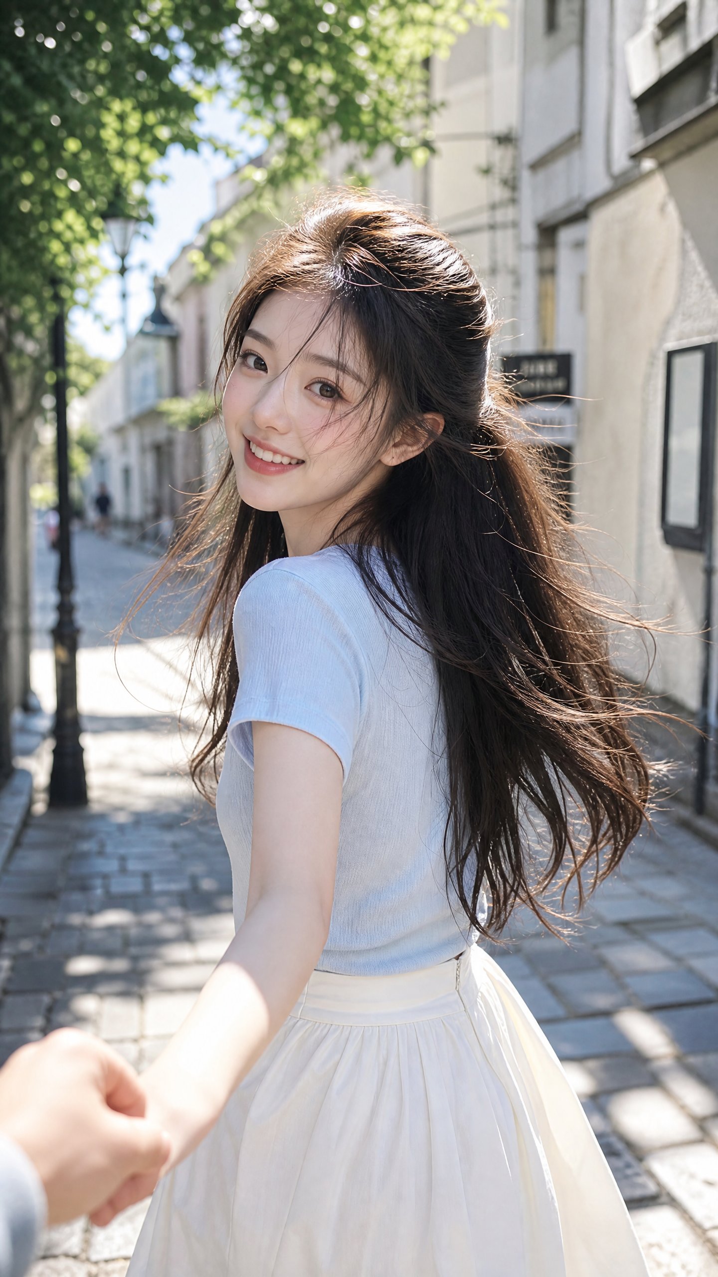 高度写实电影感人像摄影，2160x3840竖版构图，真实相机拍摄质感，50mm或85mm人像镜头效果，浅景深，干净通透的夏日自然光色调，不过度… 2