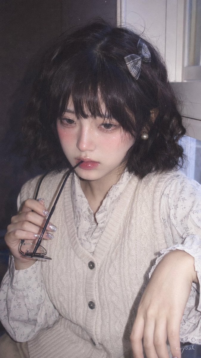 真人摄影、真实人物、日系复古 Pin 图气质的柔焦手机闪光人像，竖幅 9:16，近景半身构图，略高于眼平的正面机位，人物居中偏右，脸部占据上半…