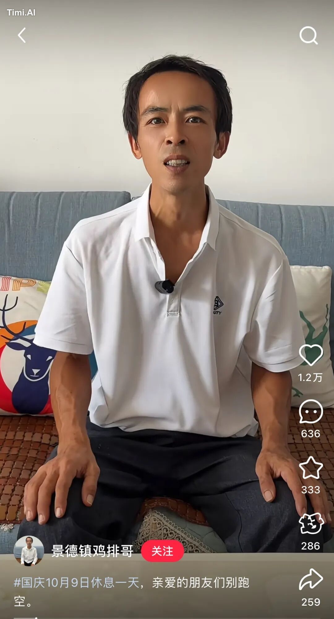 采用细腻皮肤真实质感的风格，画面中展现男性的上半身，通过俯视的镜头角度进行呈现。背景为暗色，营造出阴郁而压抑的氛围。少年有着散乱的、湿漉漉的短… 1
