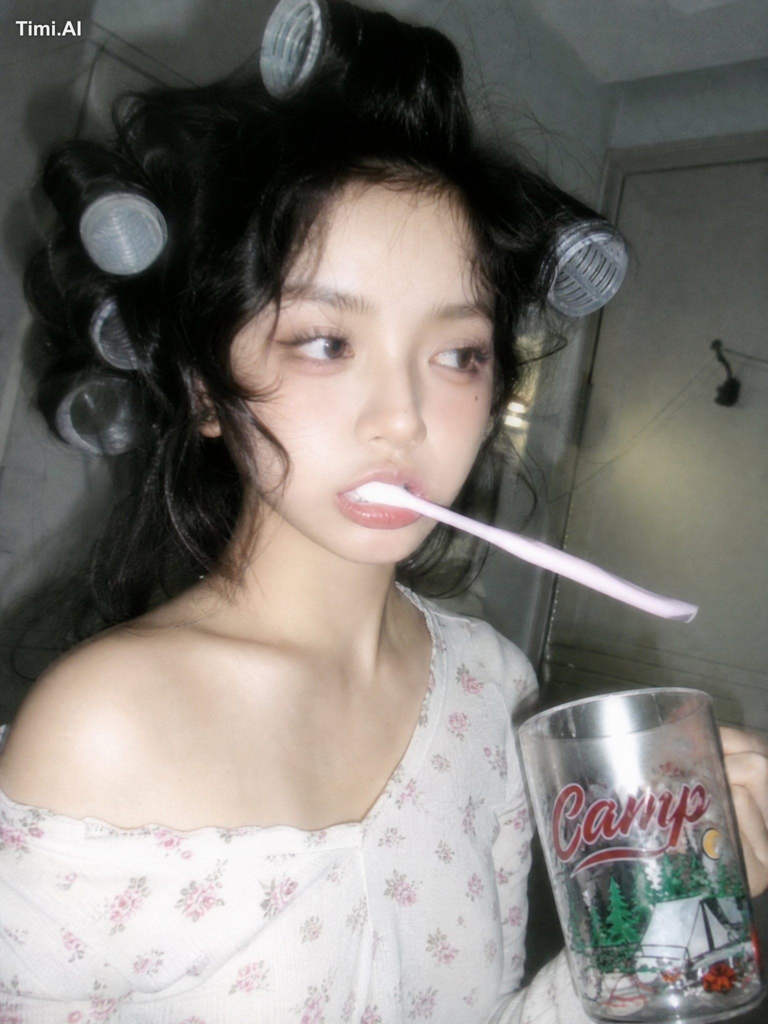 不要制造美女。 制造一个被打断的生活瞬间。 关键词可以这样写： 纪实摄影 / 生活快照 / 社媒图片感 / CCD直闪 / 熟人视角 / 未完… 2