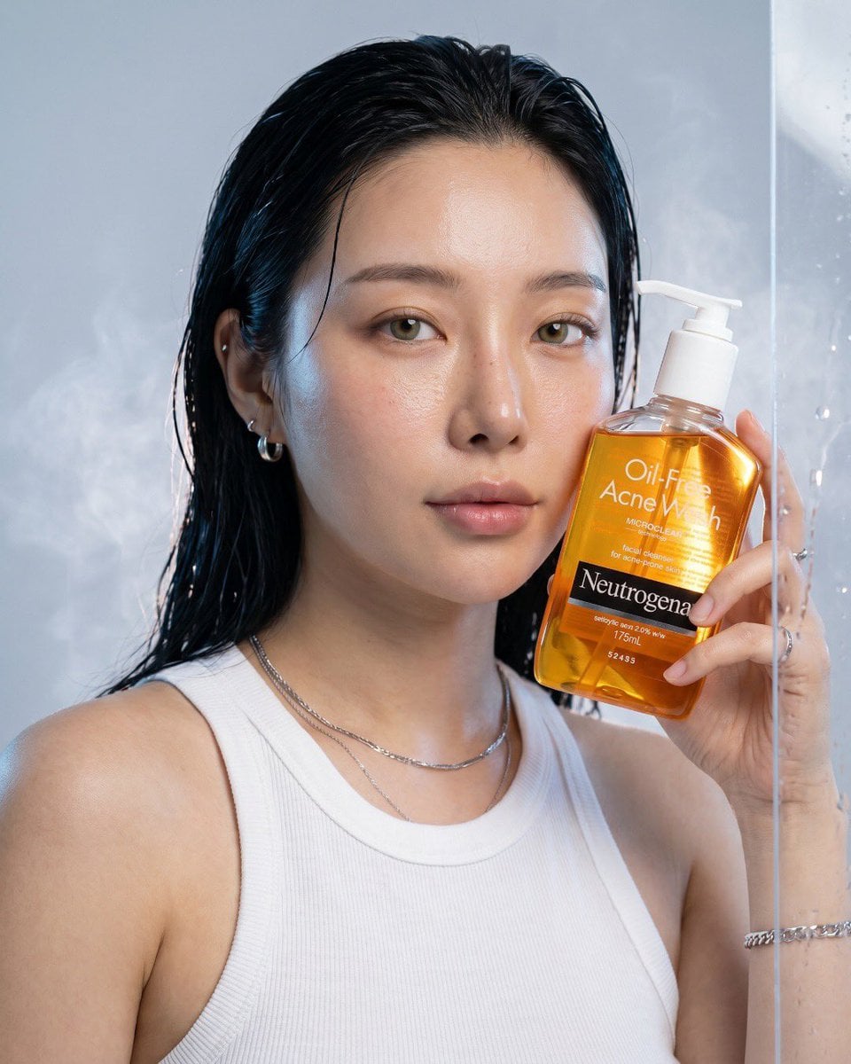 Ultra-realistic luxury skincare advertisement for Neutrogena Oil-Free A…