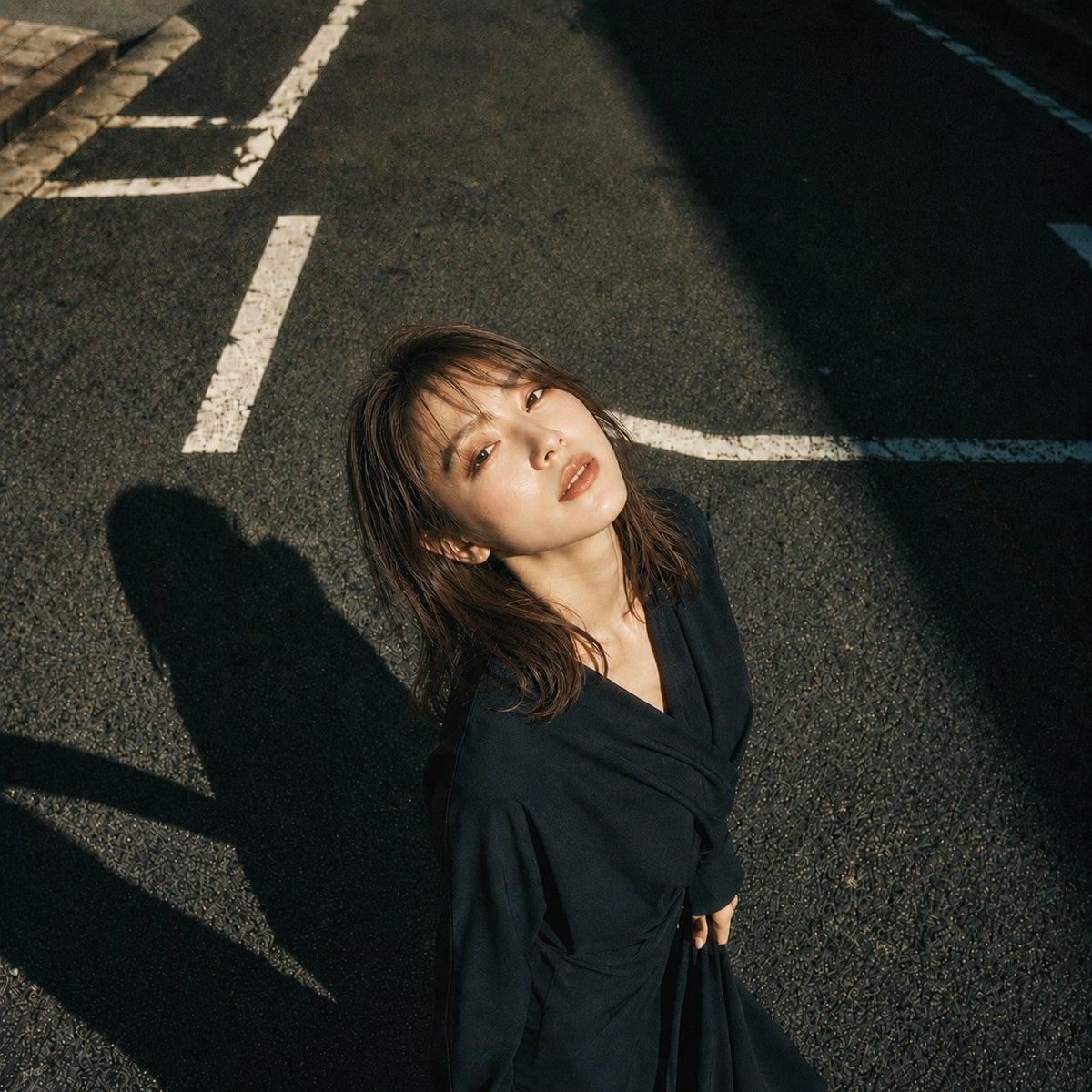 主題：白線と影 人物・表情： 20代女性。明るいアイボリーベージュ寄りの白肌に、ほんのりピンクの血色を含んだ自然な肌質。頬、鼻先、鎖骨に柔らか…
