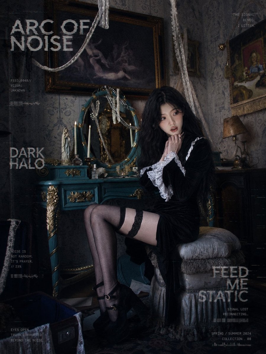暗黑哥特洛丽塔人像写真，成年女性，黑色丝绒复古女仆裙，白色蕾丝荷叶边袖口与高领，黑色披肩头巾，银色十字架项链，复古戒指，尖形美甲，黑色玛丽珍高…