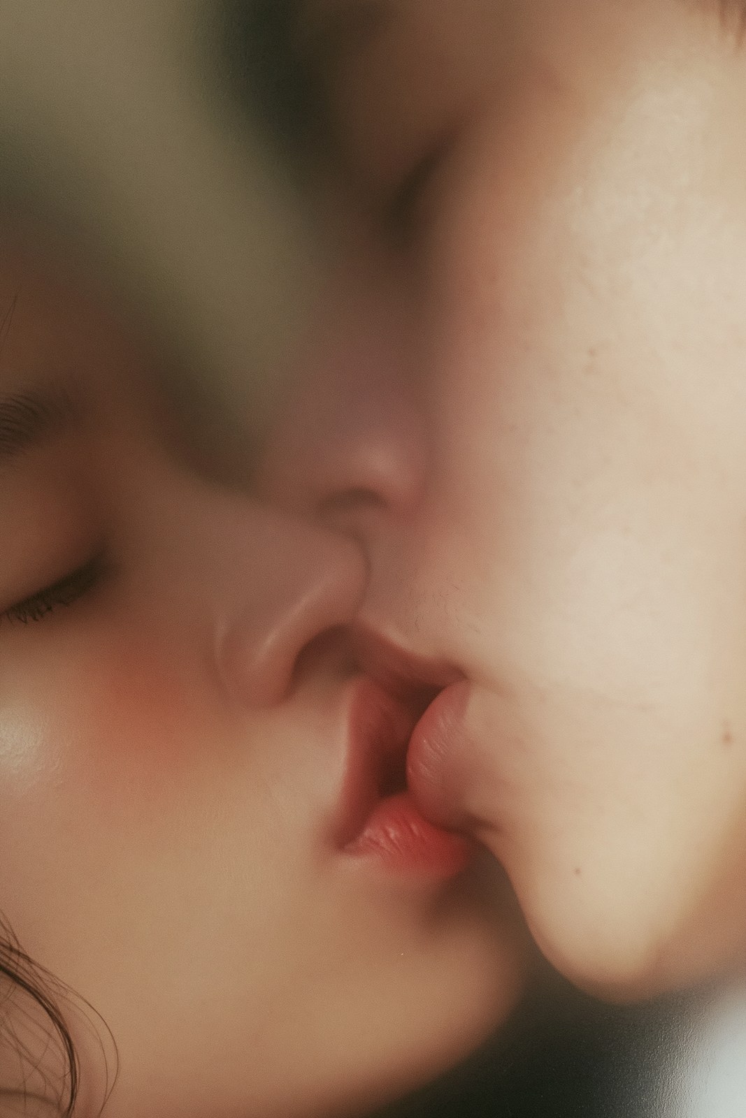 https://s.mj.run/YBDXTylYmlU Extreme close-up of a couple kissing press…